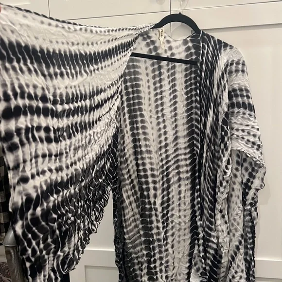 Michael Stars Black and White Ikat Sarong, Scarf, Wrap NWOT - Picture 7 of 8